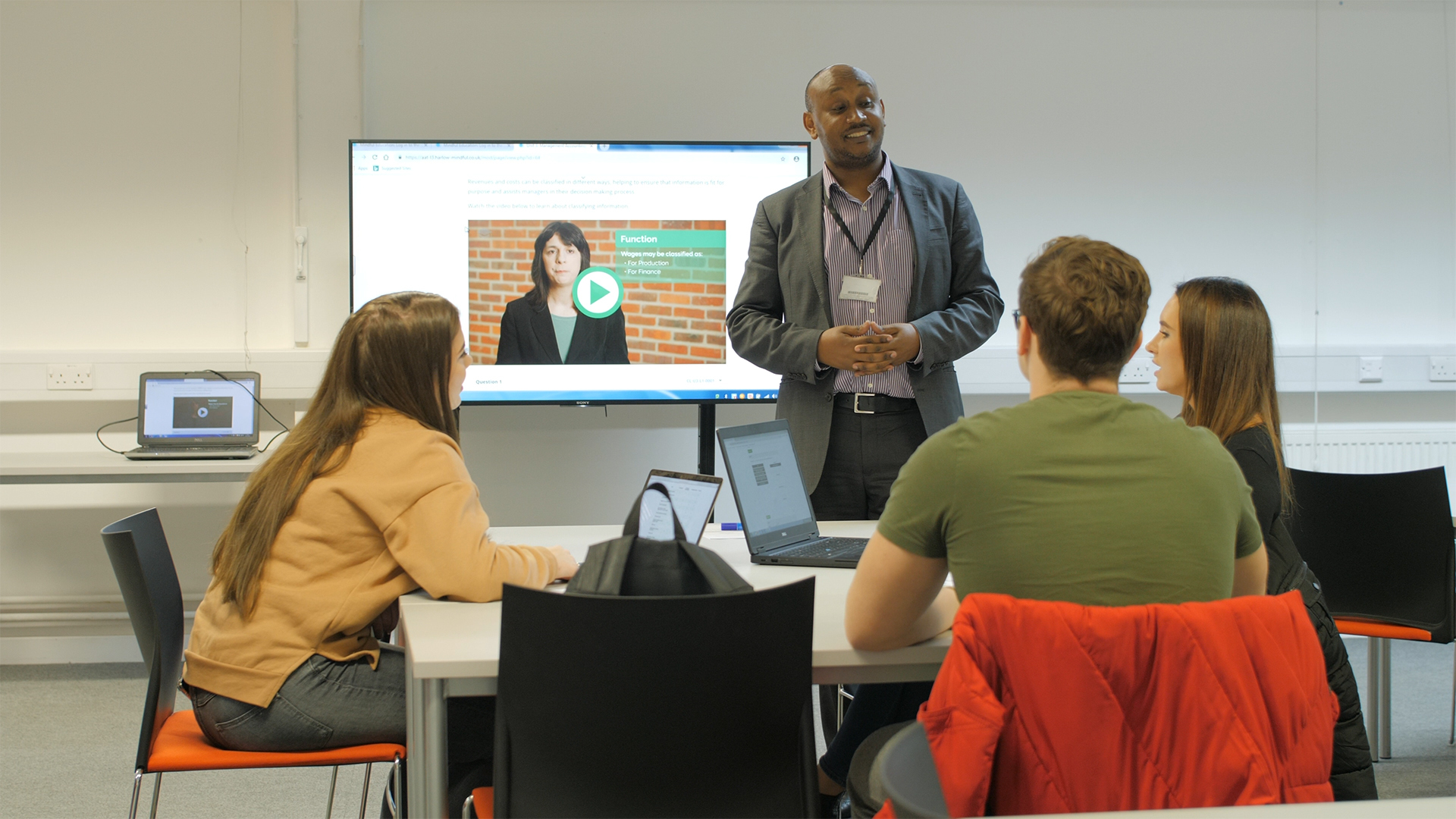 Tutor supporting a student during an academic lesson